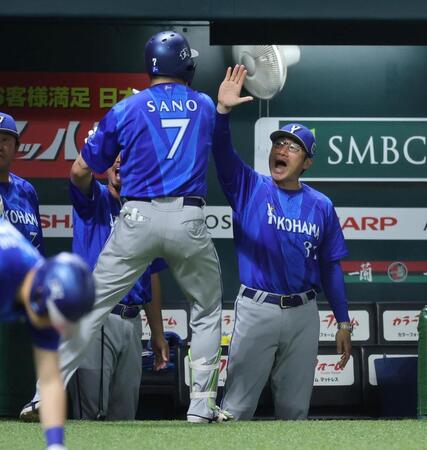 １回ＤｅＮＡ１死一塁、先制２ランを放ったＤｅＮＡ・佐野恵太を迎えるＤｅＮＡ・相川亮二監督＝みずほＰａｙＰａｙドーム（撮影・山口登）