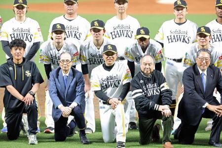 日本シリーズ優勝を飾り記念写真に納まる（前列左から）城島健司ＣＢＯ、王貞治球団会長、小久保裕紀監督、孫正義オーナー（撮影・立川洋一郎）