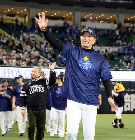 ファンの声援に笑顔を見せ応える小久保監督（撮影・山口登）