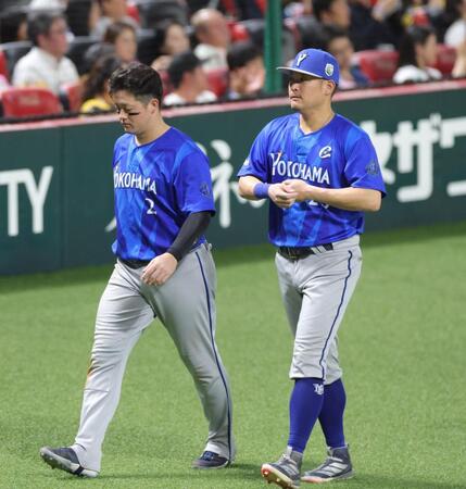 スタンドへのあいさつを終えて引き揚げる牧（左）と筒香（撮影・立川洋一郎）