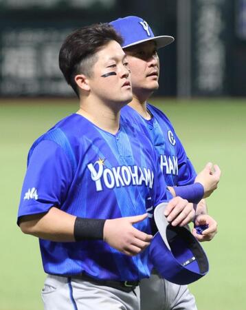 試合後、ファンにあいさつし引き揚げるの牧（手前）、佐野　