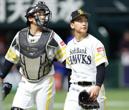 １回を終え、山本祐（左）とともにベンチへ戻る前田悠