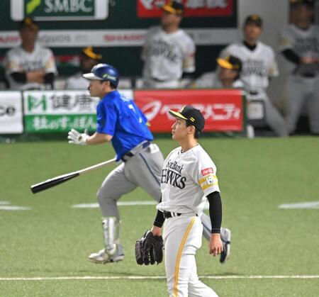 １回、佐野に先制２ランを打たれ、打球を見つめる前田悠（撮影・飯室逸平）