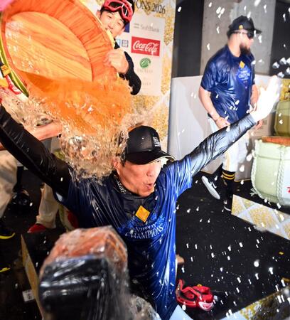 日本酒を浴びる小久保監督（撮影・飯室逸平）