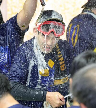ビールを浴びせられる山本祐（撮影・立川洋一郎）