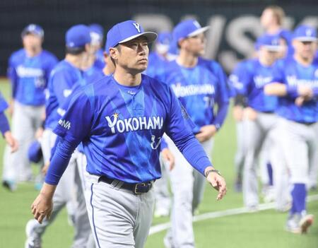 試合後、ファンにあいさつし引き揚げる相川監督