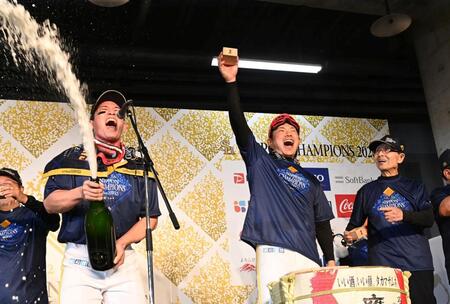 ビールかけのスタートさせるソフトバンク・栗原陵矢（左）＝みずほＰａｙＰａｙドーム（撮影・山口登）