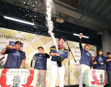 祝勝会でシャンパンファイトする栗原（中央）