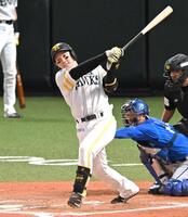 　１０回、サヨナラ本塁打を放つ正木
