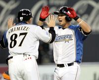 左越え２ランを放ち生還し清水雅治コーチに祝福される中田　翔（右）＝札幌ドーム（２０１１年撮影）