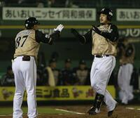 先制ソロを放った日本ハム・小谷野栄一は日本ハム・清水雅治コーチに迎えられる＝ほっともっとフィールド神戸（２０１１年撮影）