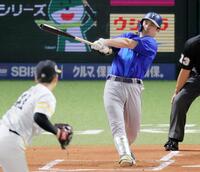 １回、佐野が右越えに先制２ランを放つ