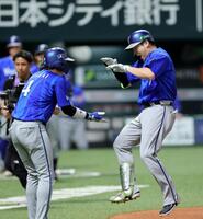 １回、先制２ランを放ち生還するする佐野（右）＝撮影・山口登