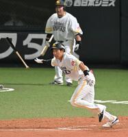 ４回、勝ち越し打を放つソフトバンク・柳田悠岐＝みずほＰａｙＰａｙドーム（撮影・飯室逸平）