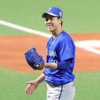 １回を投げ終えて笑顔を見せる平良（撮影・立川洋一郎）