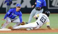 ４回、二盗を成功させる周東（撮影・立川洋一郎）