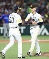 ５回、小久保監督（左）に投手交代を告げられる前田悠