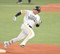 ４回、同点打を放ち、三塁へ向かう山本祐（撮影・飯室逸平）