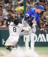 ５回、打者走者の牧原大（左）と交錯する二塁手・牧