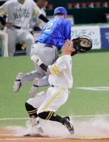 ５回、二塁手・牧（左）と交錯する打者走者の牧原大