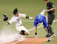 ５回、一ゴロを放った牧原大（左）と一塁ベースカバーに入った二塁手・牧が交錯