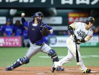 １回、正木の二盗を阻止する松尾