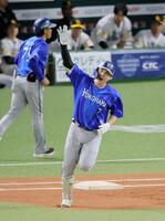 １回、先制２ランを放ち、ポーズをとる佐野