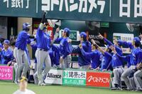 １回表、先制２ランを放ち、ナインに迎えられるＤｅＮＡ・佐野（手前左から２人目）　※※　＝みずほペイペイドーム
