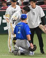５回、塁上で交錯後、互いに声を掛け合う牧と牧原大（撮影・飯室逸平）