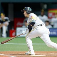 ６回、左犠飛を放つ山本祐（撮影・立川洋一郎）