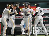 ４回、ナインとタッチを交わす山本祐（撮影・飯室逸平）