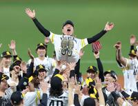 日本シリーズを制し、ナインの手で胴上げされて宙を舞う小久保監督（撮影・立川洋一郎）
