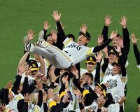 日本一を達成し胴上げされる小久保監督（撮影・山口登）