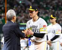 ＭＶＰの表彰を受ける正木（撮影・山口登）