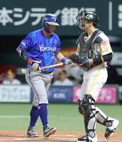 ６回、空振り三振に倒れる筒香（撮影・立川洋一郎）