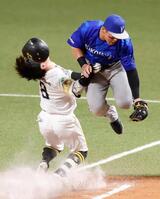 ５回、一ゴロを放った牧原大（左）と一塁ベースカバーに入った二塁手・牧が交錯