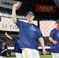 ファンの声援に応える正木（撮影・山口登）