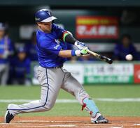 １回、牧が左翼線に二塁打を放つ