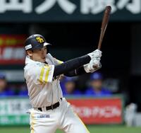 ４回、右翼線に同点２点適時三塁打を放つ山本祐（撮影・山口登）