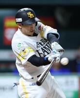 ４回、山本祐が右翼線に同点の２点三塁打を放つ