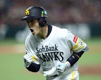 ６回、山本祐は犠飛を放ちガッツポーズを見せる（撮影・山口登）
