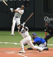 ６回、犠飛を放つ山本祐（撮影・飯室逸平）