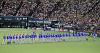 ４連敗で日本一を逃し、スタンドにあいさつするＤｅＮＡナイン