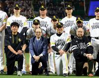 写真に納まる（左から）城島健司ＣＢＯ、王貞治会長、小久保監督、孫正義会長（撮影・山口登）