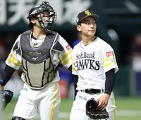 １回を終え、山本祐（左）とともにベンチへ戻る前田悠