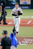 １回、佐野（手前）に先制２ランを浴びた前田悠