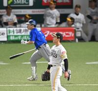 １回、佐野に先制２ランを打たれ、打球を見つめる前田悠（撮影・飯室逸平）