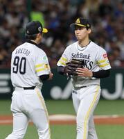 ５回、降板する前田悠（撮影・山口登）