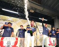 祝勝会でシャンパンファイトする栗原（中央）