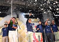 ビールかけのスタートさせる栗原（左から２人目）＝撮影・山口登